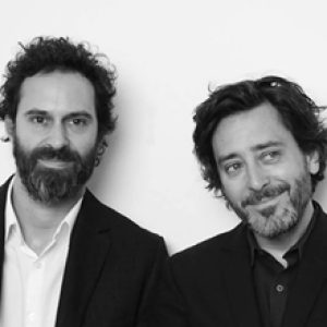 Puzzle Keramik von Barber und Osgerby in einem Empfangsbereich