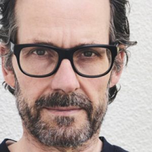 Mutina Feinsteinzeug von Konstantin Grcic in einem Empfangsbereich