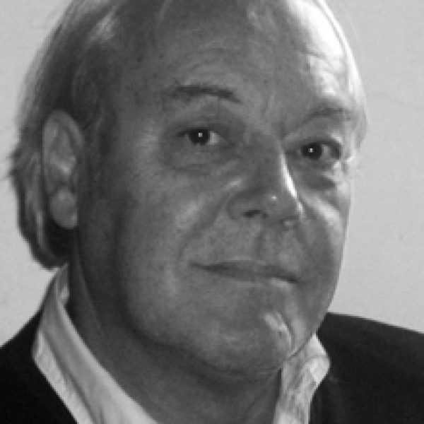 Porträt von Davide Mercatali, Mailänder Architekt und Designer, Mitgründer der Marken Zeus und Metals