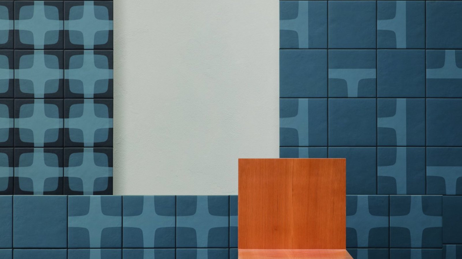 Betty Wand aus Feinsteinzeug von Mutina mit Night Blue Gitter