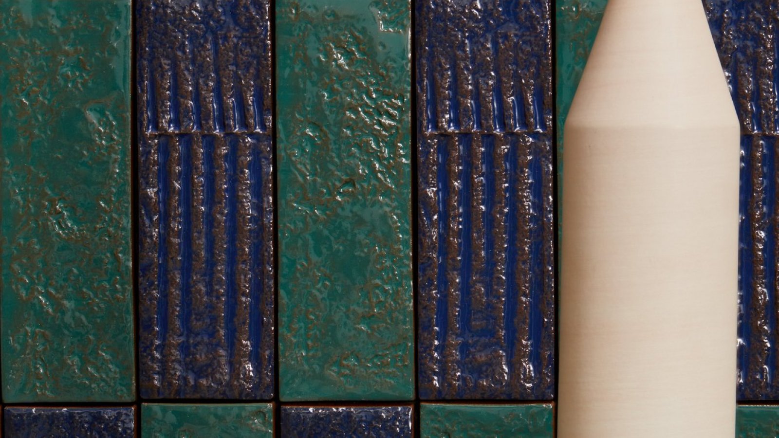 Wand aus glasierten Chamotte-Riegeln von Mutina in glänzenden Farben