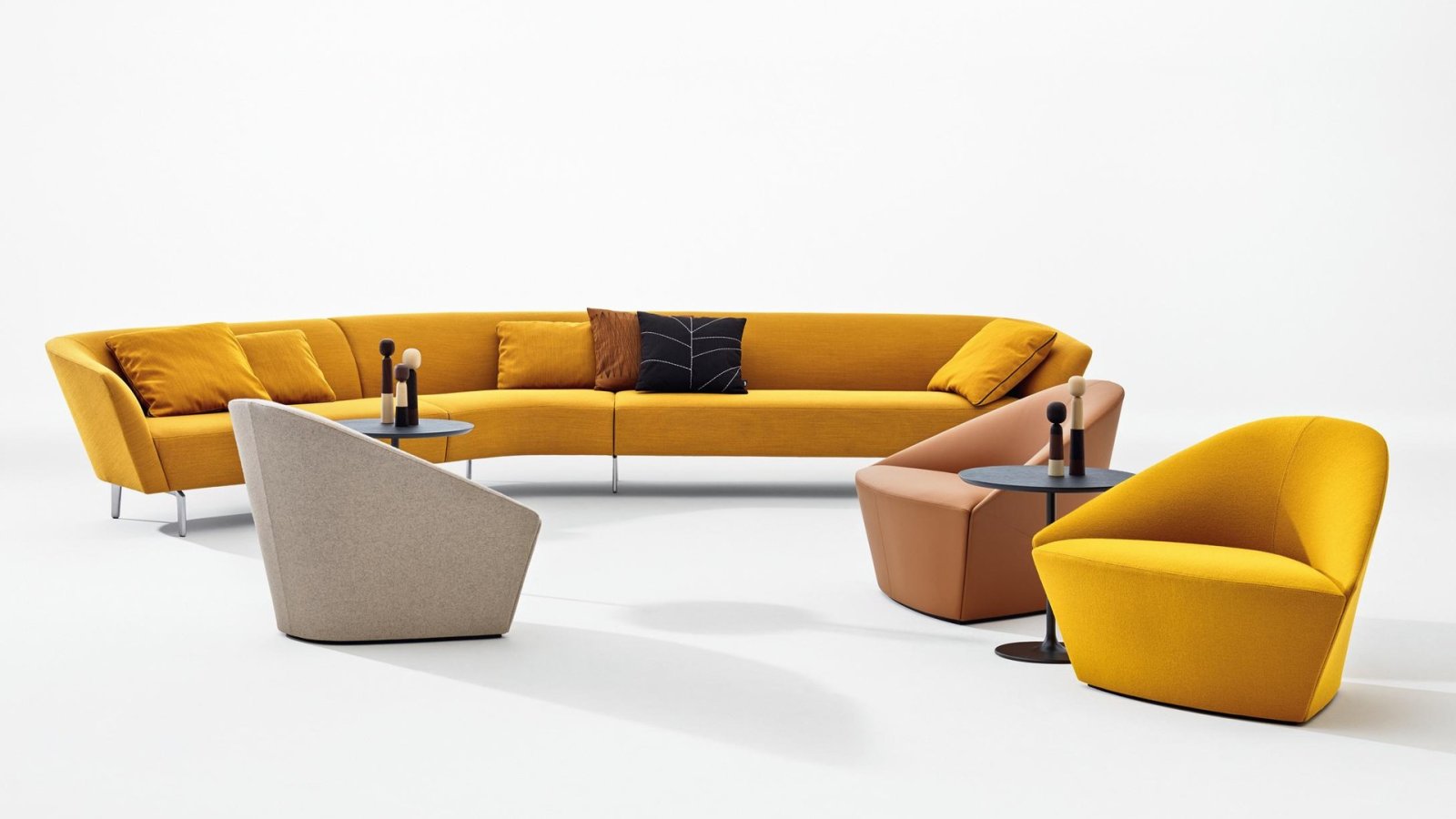 Modulares Loop Sofa von Arper im Empfangsbereich