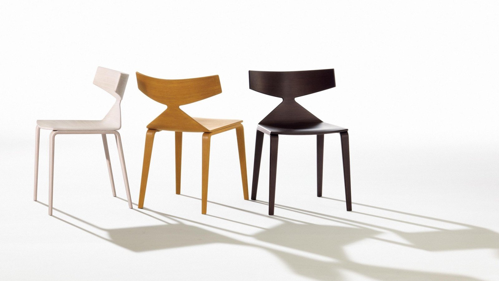 Designerstuhl Saya von Arper mit Eichenschale im Esszimmer