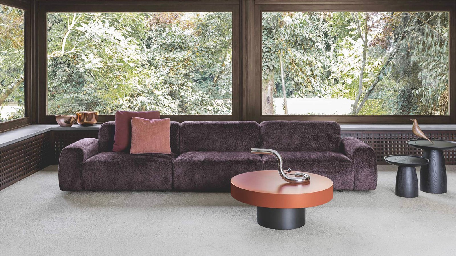 Sofa Cloud von Flexteam in 375 cm Länge mit hellem Stoffbezug im Wohnraum