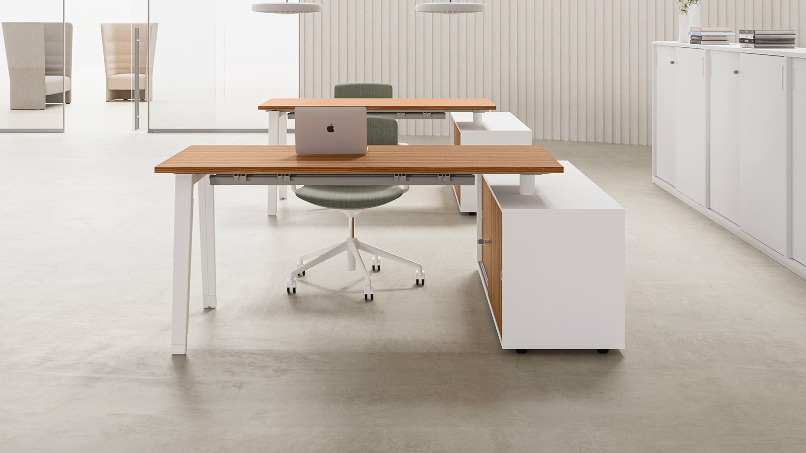 Operativer Schreibtisch E-Place von DVO Office auf weißem Kufengestell