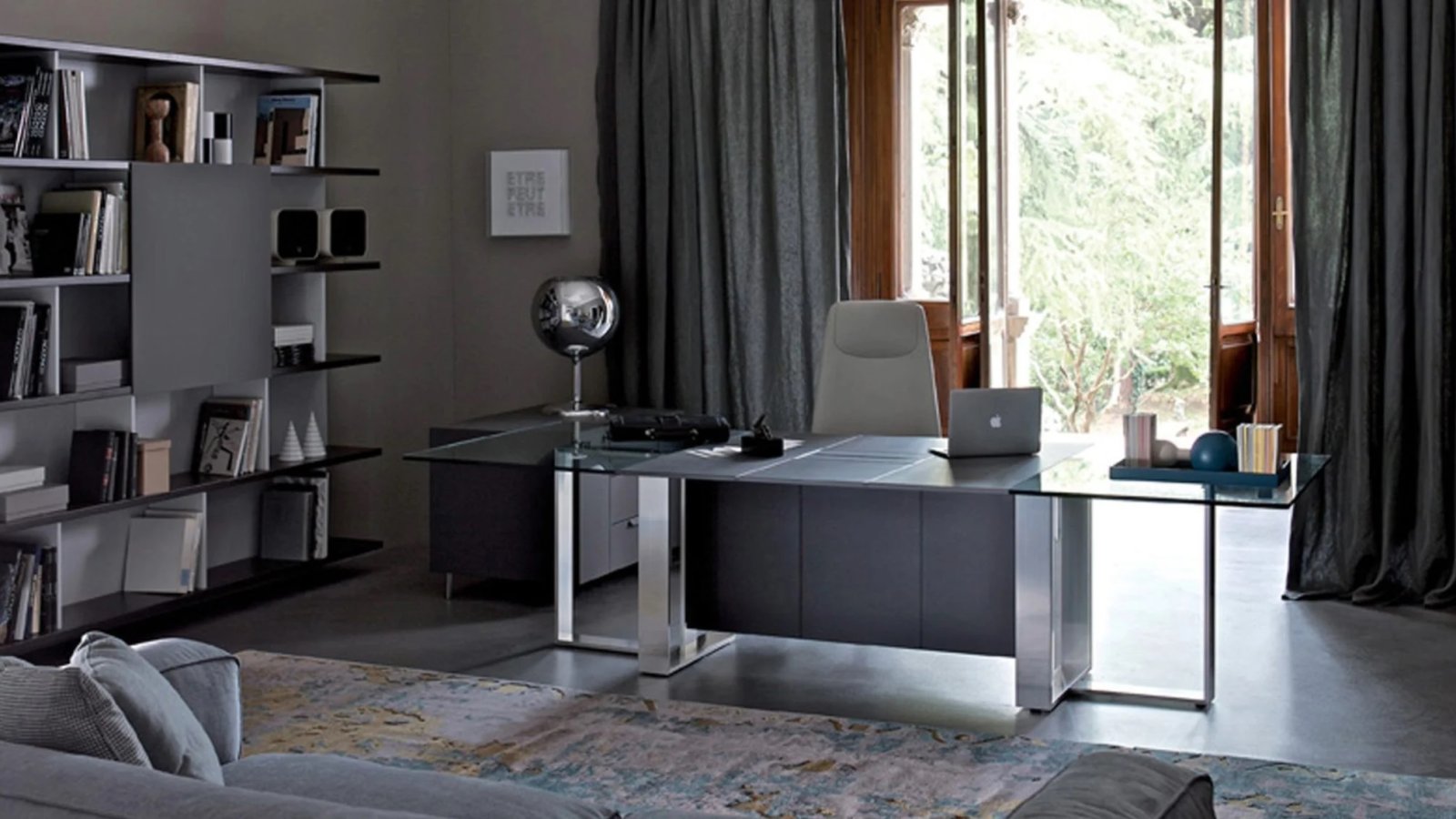 Designer-Schreibtisch Altagamma von Estel in Furnier mit Top Access und Aluminiumrahmen