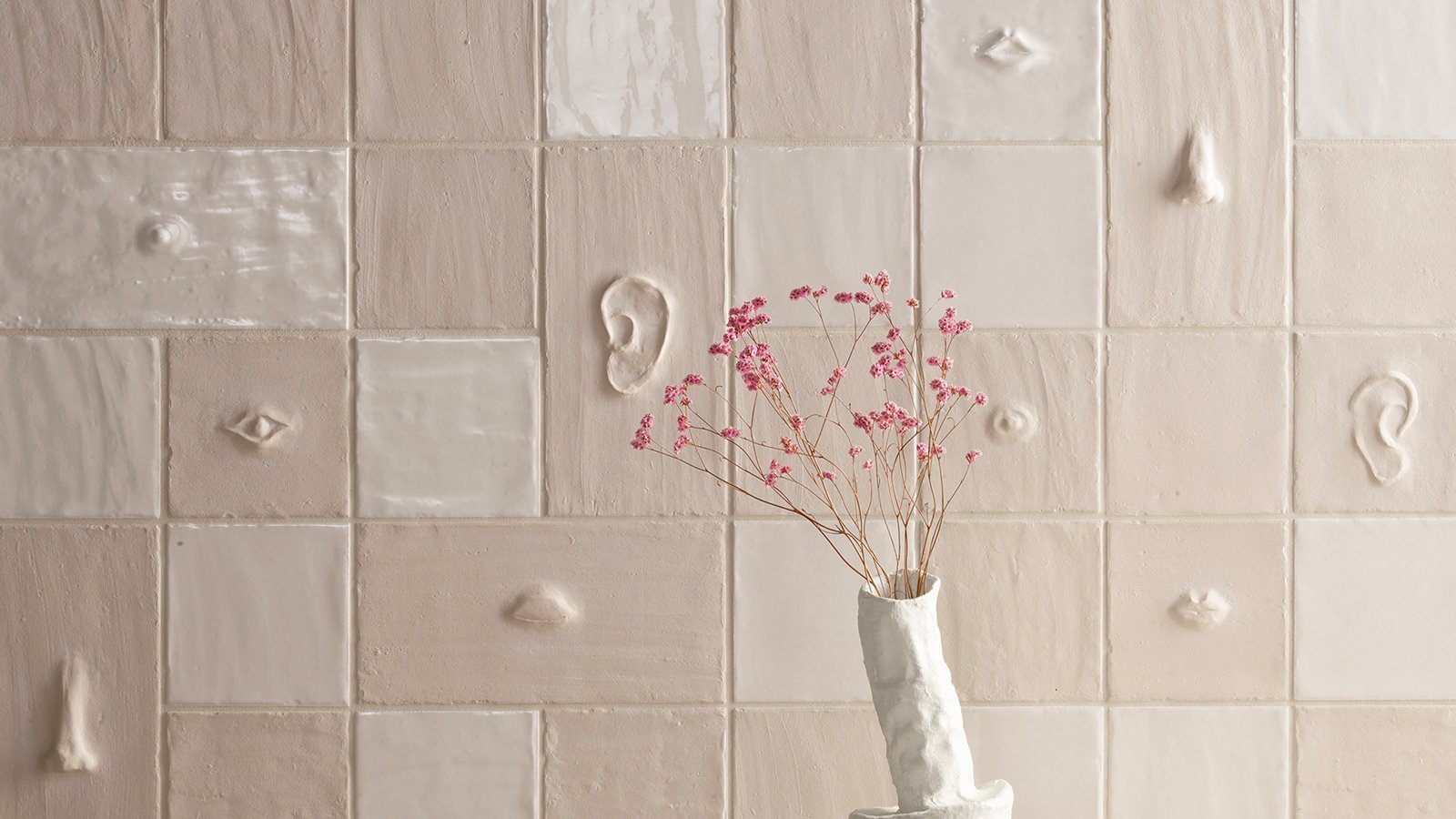 Faces & Figures von Mutina: Wand in Chalk Matt mit der Komposition Face