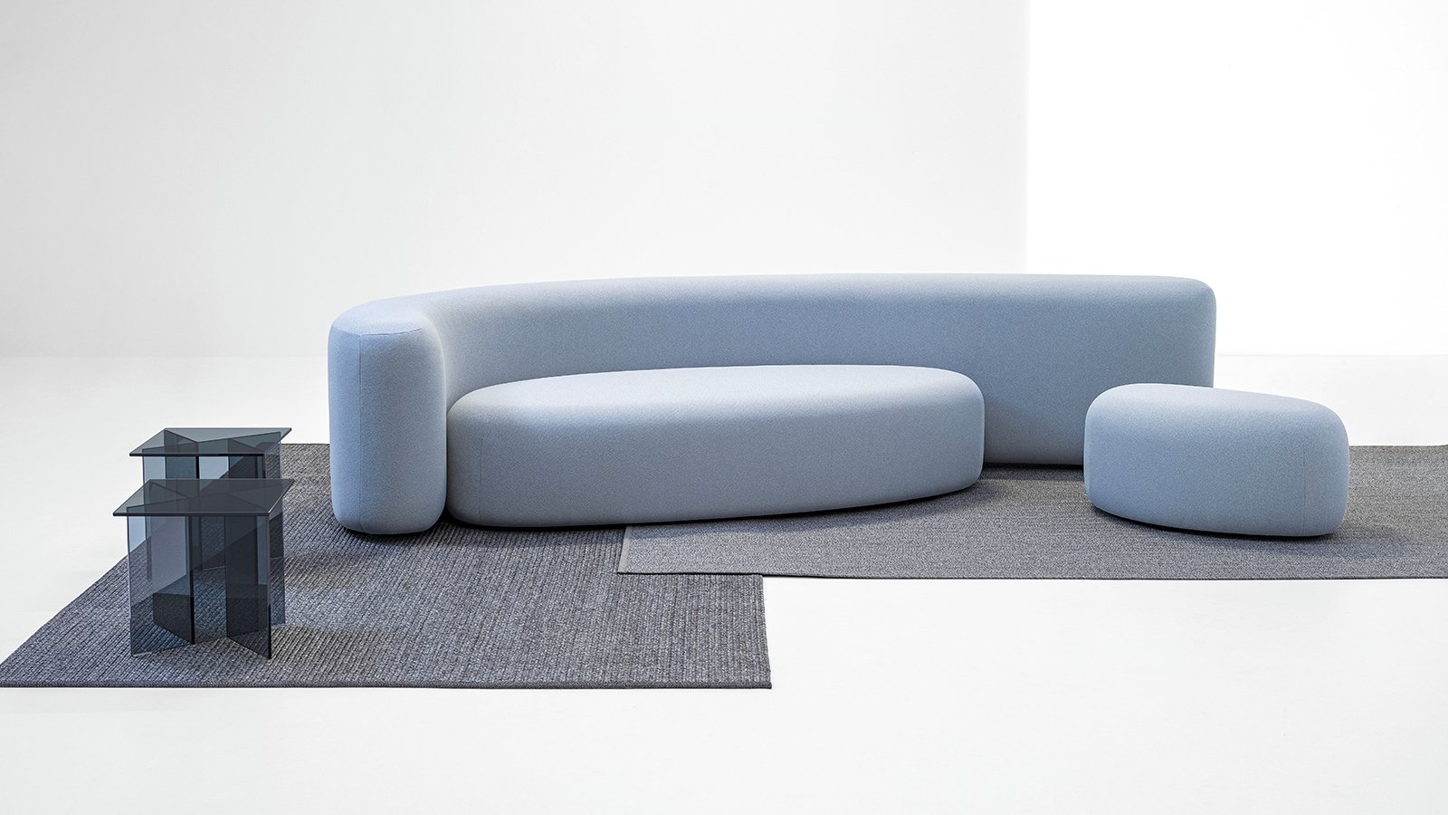 Sofa Lisse von LaCividina frontal aufgenommen, ein einziges bezogenes Stück