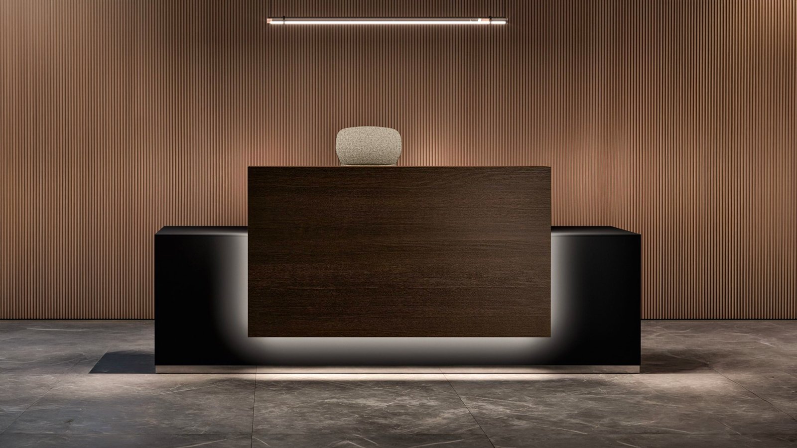 Empfangstheke Lux von Bralco mit umlaufendem LED-Licht