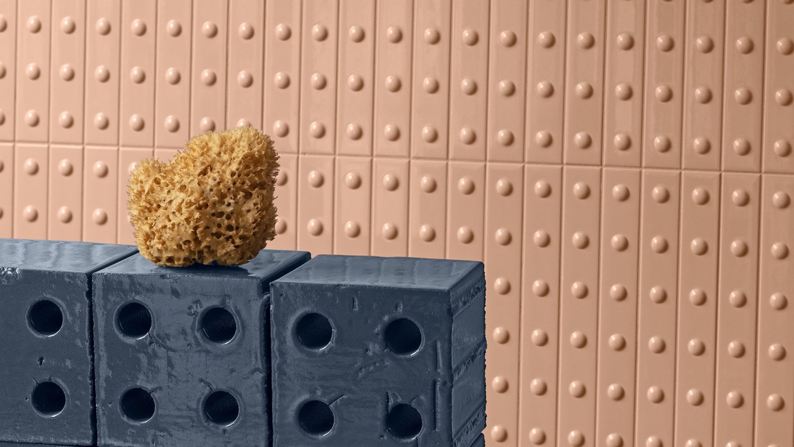 Wand mit Punto Keramikriegeln von Mutina, Relieftextur