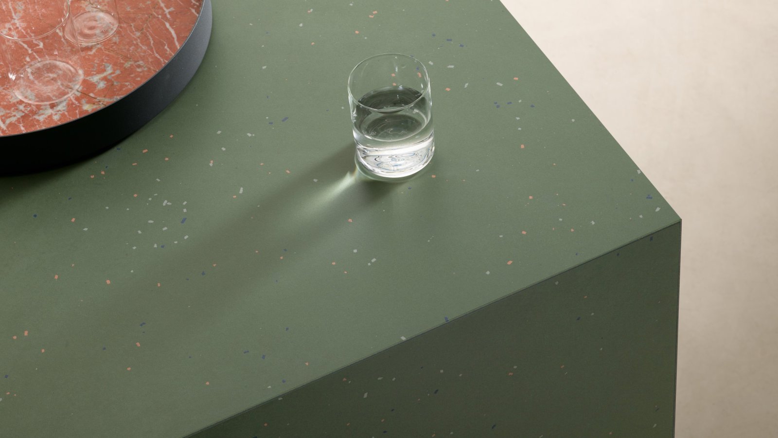 Primavera Oberfläche von Mutina mit eingepressten Keramiksplittern