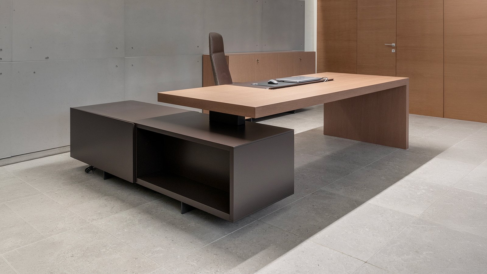 Chefschreibtisch Asymmetrical von Tecno mit 200 cm langem Container