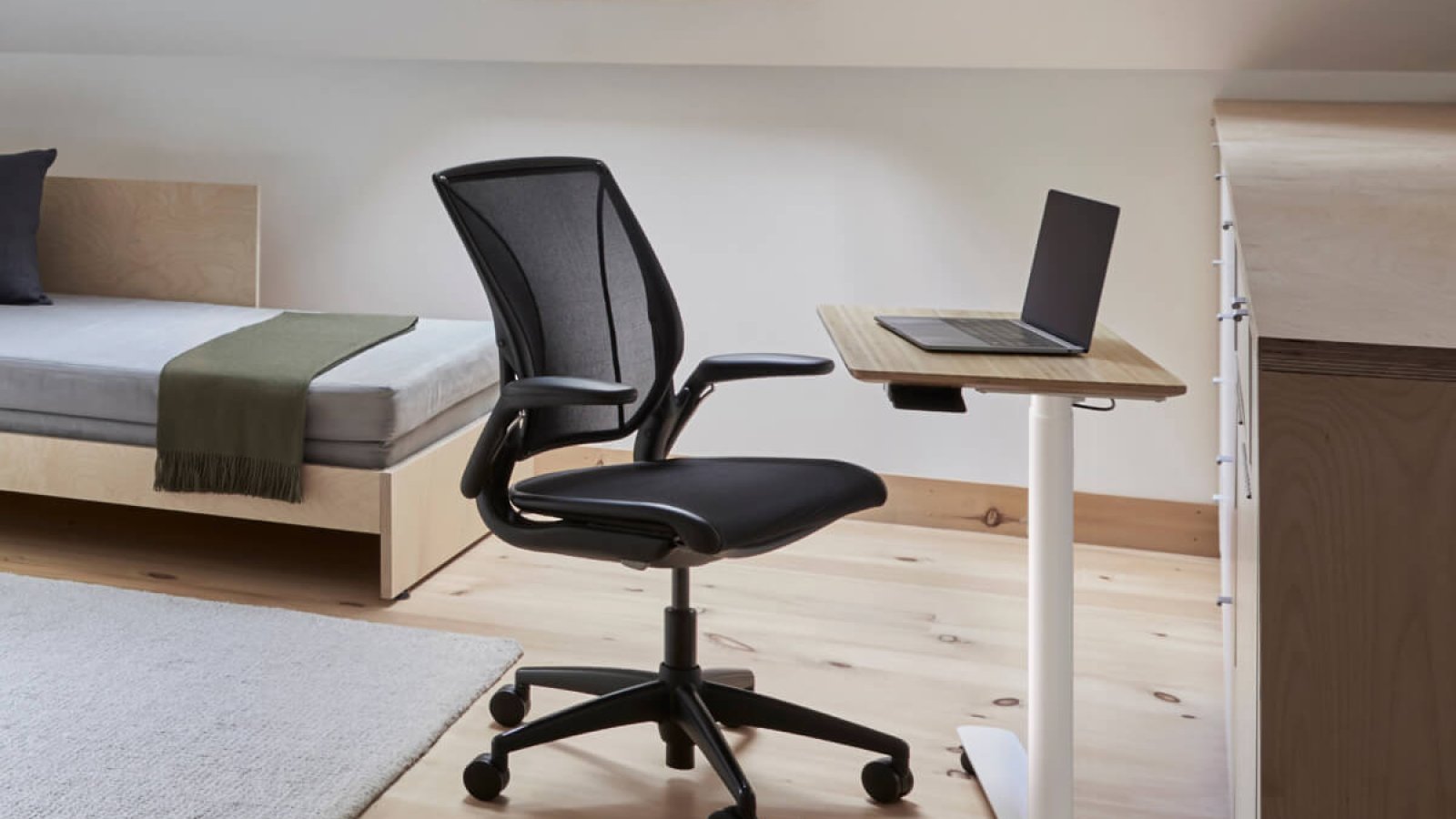 Ergonomischer Bürodrehstuhl World LM von Humanscale mit dreiteiliger Netzlehne
