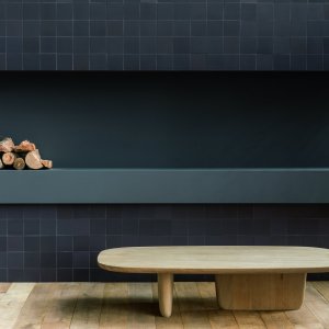 Wartebereich mit Mews Boden in Chalk und Ledersesseln