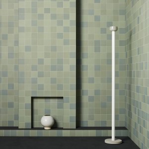 Sanitaerbereich eines Buerogebaeudes mit Mews in Light Blue