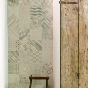 Patchworkwand aus Azulej Grigio Combination Fliesen von Mutina