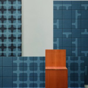 Betty Wand aus Feinsteinzeug von Mutina mit Night Blue Gitter