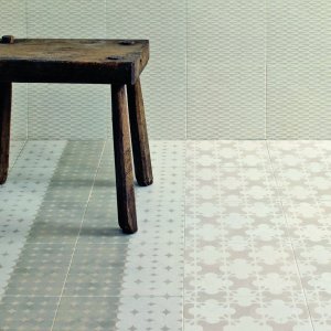 Teekuechenwand in gemischten Azulej Bianco Mustern