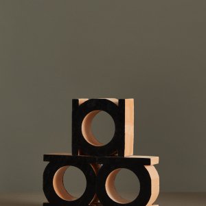 Jali Raumteiler von Mutina in einem Interieur mit Sessel