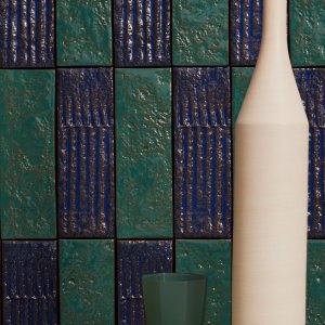 Wand aus glasierten Chamotte-Riegeln von Mutina in glänzenden Farben
