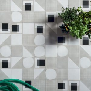 Designkeramik Futura von 41zero42 im Format 15x15 an einer Badwand