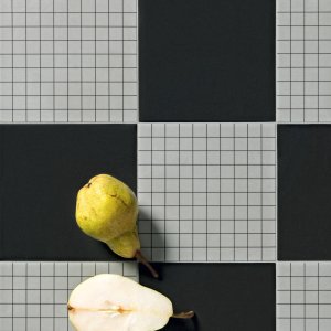 Futura Grey und Black in einem Waschraum eines Bürohauses