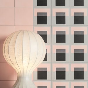 Futura Grid Blue an der Wand mit Futura Drop Blue am Boden