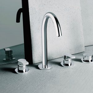 Bidet-Einlochmischer AL/23 von Fantini in Mattschwarz auf weißer Keramik