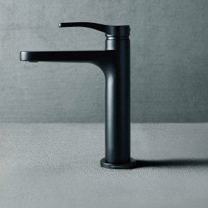 Design-Armaturen im Bad: AL/23 von Fantini in Mattschwarz am Waschtisch
