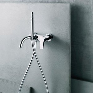 Hohe Ausführung des Einlochmischers AL/23 neben einem Aufsatzbecken