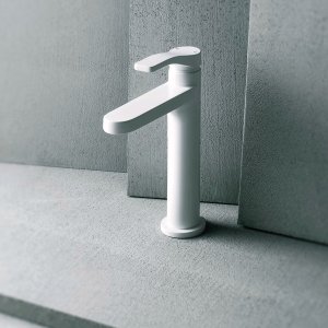 Einlochmischer AL/23 von Fantini in Chrom vor einer grauen Betonplatte