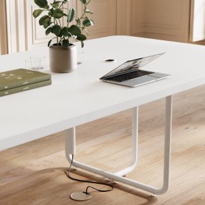 Pflanzschale zwischen den Platten der Alea Itube Bench