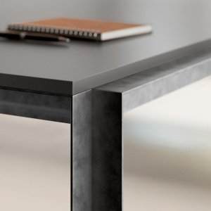 Moderner Schreibtisch mit Sichtblende und Kabelwanne