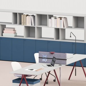 Sechser-Bench aus dem Lay-Programm mit weißer MDF-Leuchte