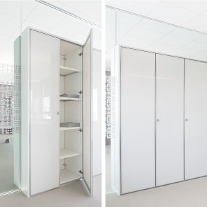 In die www.60-Wand integrierter Schrank mit einer Tür