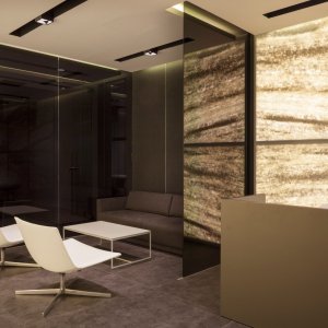 Vierarmiges Aluminiumgestell des Aston