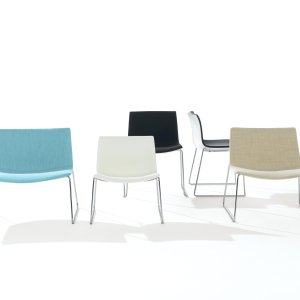 Designerstuhl Catifa 53 von Arper mit Polypropylenschale auf Vierfussgestell aus Eiche