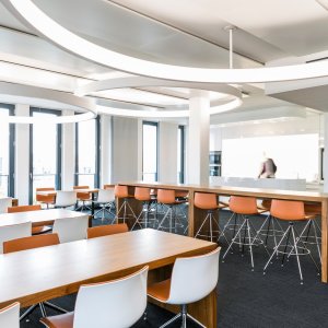 Designerstühle Catifa 53 um einen Besprechungstisch gestellt