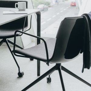 Kufengestell aus verchromtem Stahl unter dem Catifa 53