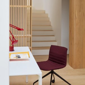 Catifa 53 Bench mit drei Sitzen auf weiss lackiertem Metallgestell