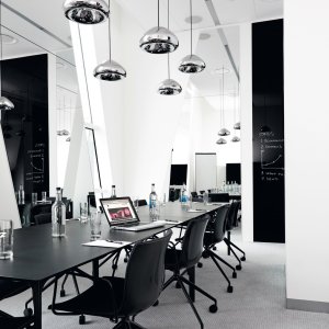 Reihe von Nuur Tischen von Arper in einer kollaborativen Zone