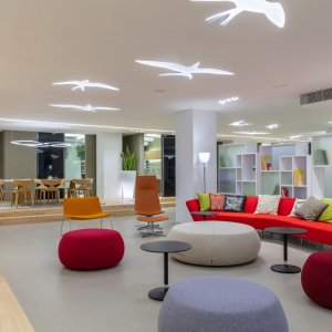 Kissen in zwei Grössen auf dem Loop Sofa