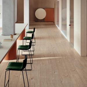Kantine mit Stühlen Catifa Carta und hellen Tischen