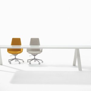 Konferenztisch Cross von Arper im Sitzungszimmer