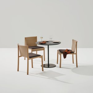 Kata Chair mit Polsterschale und Kontrastnähten