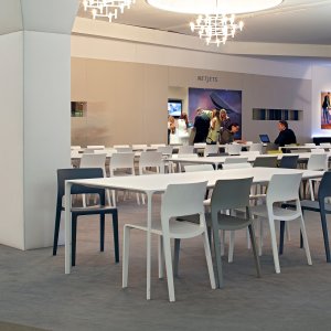 Quadratischer Nuur Tisch von Arper in einer Besprechungsecke für vier