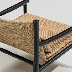 Reihe von Kata Chairs im Besprechungsraum