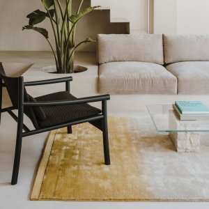 Kata Lounge neben einem Beistelltisch