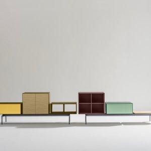 Rechteckige furnierte Platte auf dem Semiton Gestell