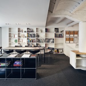 Kabelwanne unter einem Nuur Office-Arbeitsplatz von Arper